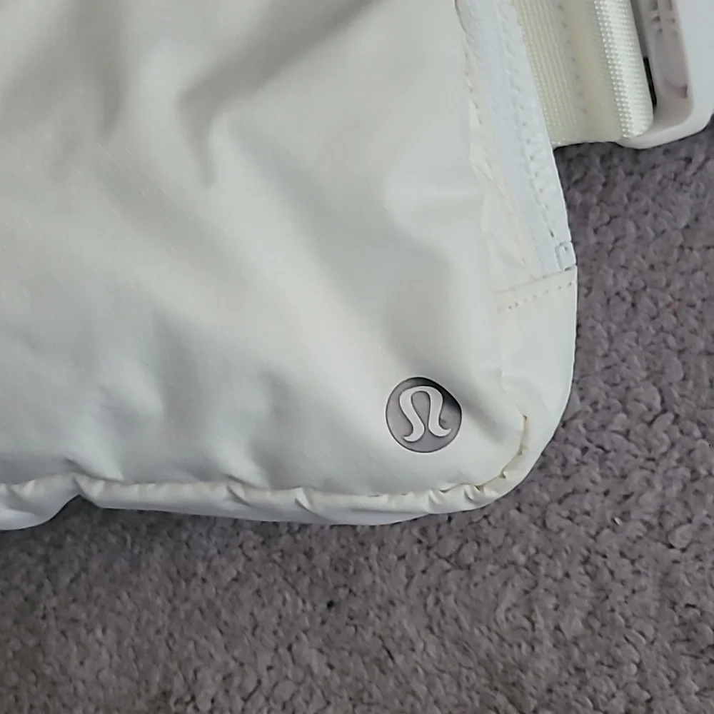Lululemon Everywhere Belt Bag - White Opal - Excellent condition - Picture 2 of 7